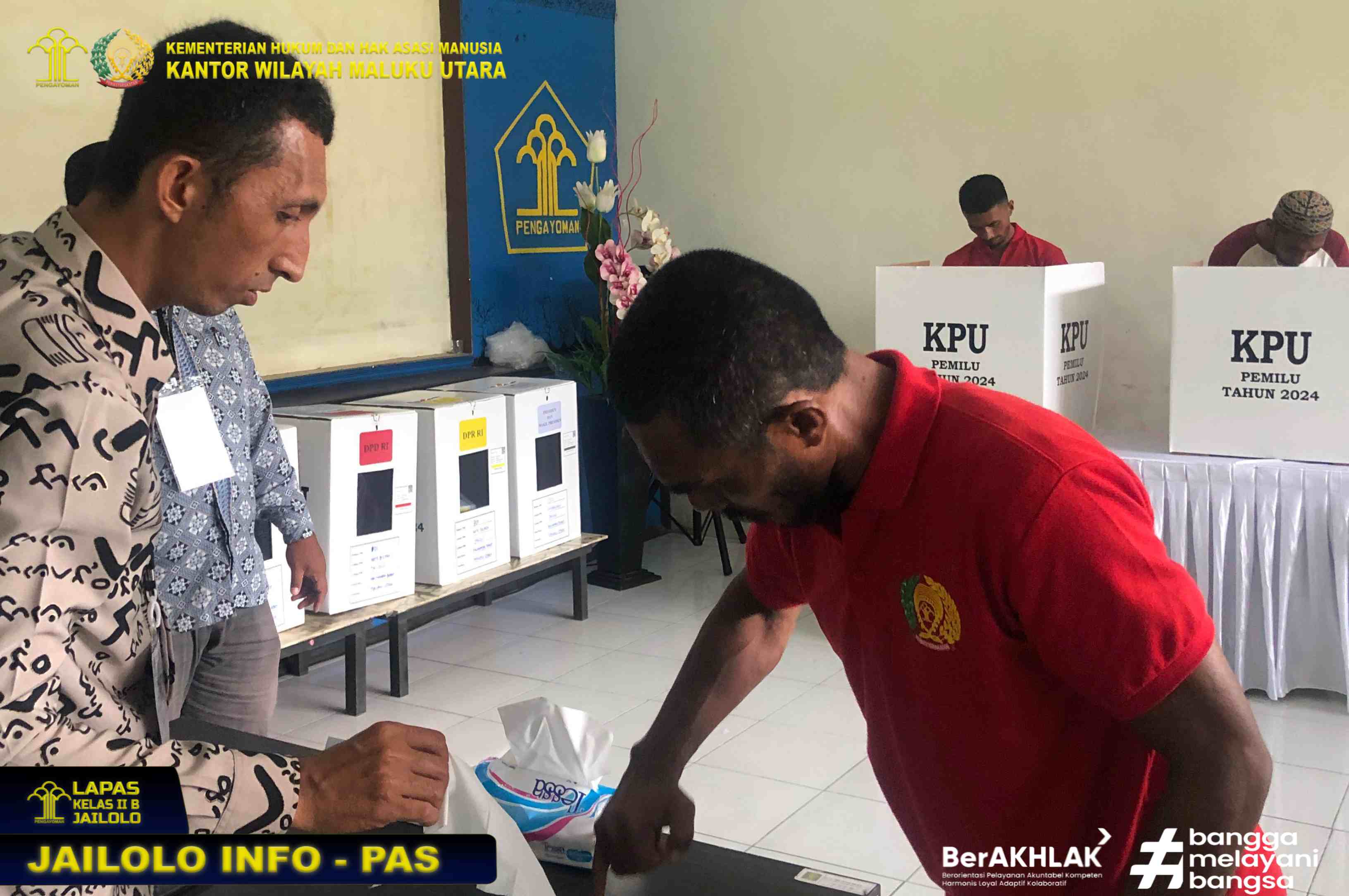 Proses pemungutan suara di Tempat Pemungutan Suara (TPS) khusus di Lembaga Pemasyarakatan Kelas IIB Jailolo